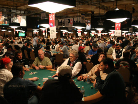 I direttori di torneo nel poker: le decisioni più difficili, assurde e memorabili di sempre